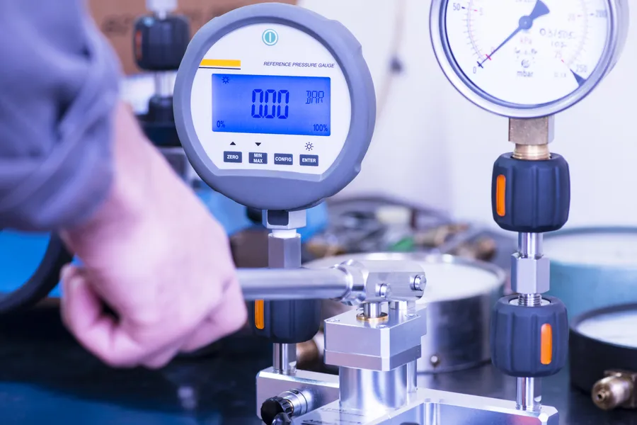 Digital reference pressure gauge reading zero during calibration